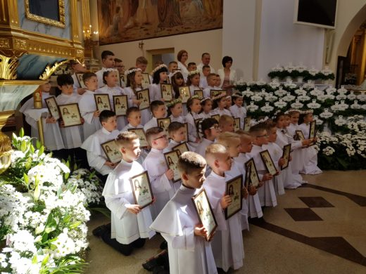 Pierwsza Komunia Święta w parafii Podwyższenia Krzyża Świętego w Adamowie